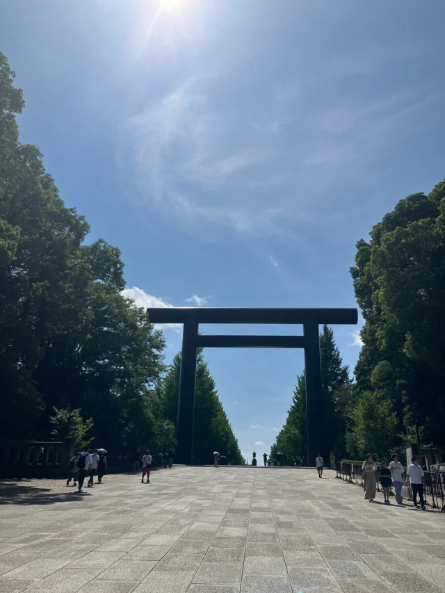 戦後80年、色々な方から戦争時の話を伺う機会がありました。平和への願いも込め、畏敬の念を持って靖国神社へ参拝に伺いました。

鳥居の上には青空と雲が。
そして、多くの方々が参拝に訪れておりました。

実家では、親子３代で行う送り盆。
こういう時間も大切です。